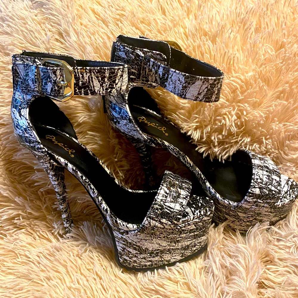Sexy 6” Qupid platform black n white vinyl high heel shoes